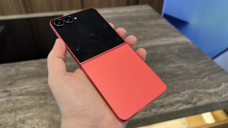 A Galaxy Z Flip7 hivatalosan is bemutatkozott; az első hajlítható csúcstelefon Exynos lapkával és szinte láthatatlan hajlattal