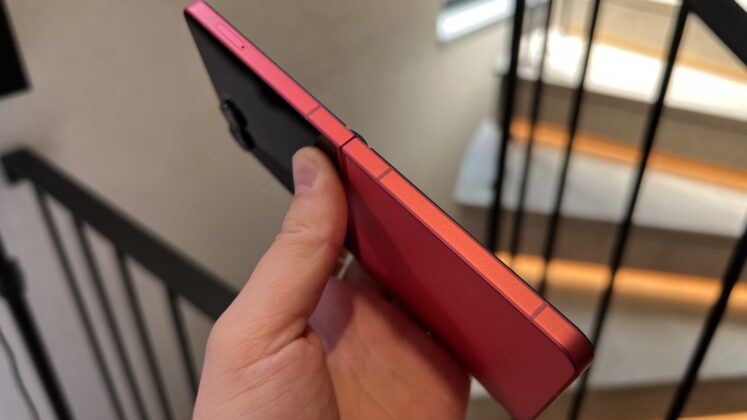 A Galaxy Z Flip7 hivatalosan is bemutatkozott; az első hajlítható csúcstelefon Exynos lapkával és szinte láthatatlan hajlattal