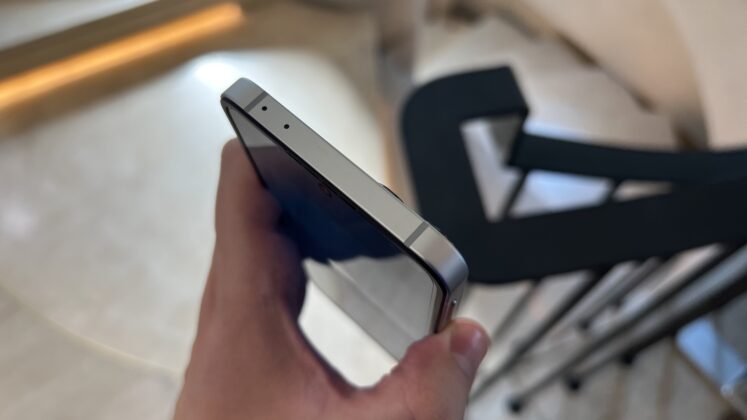 A Galaxy Z Flip7 FE hivatalos bemutatása; elérhetőbb hajlítható modell Exynos 2400 lapkával és mappaszerű külső kijelzővel