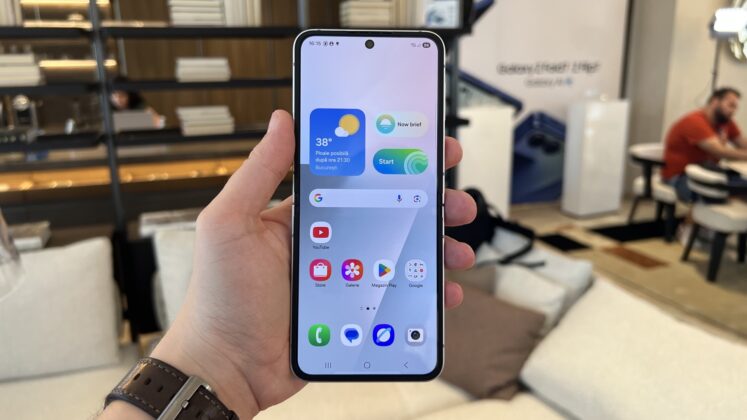 A Galaxy Z Flip7 FE hivatalos bemutatása; elérhetőbb hajlítható modell Exynos 2400 lapkával és mappaszerű külső kijelzővel