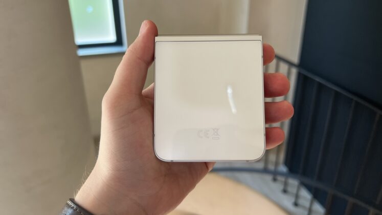 A Galaxy Z Flip7 FE hivatalos bemutatása; elérhetőbb hajlítható modell Exynos 2400 lapkával és mappaszerű külső kijelzővel