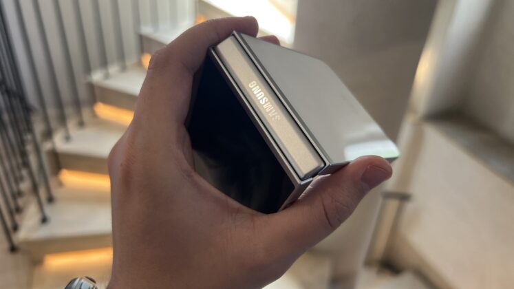 A Galaxy Z Flip7 FE hivatalos bemutatása; elérhetőbb hajlítható modell Exynos 2400 lapkával és mappaszerű külső kijelzővel