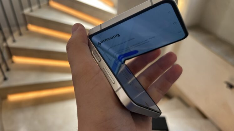 A Galaxy Z Flip7 FE hivatalos bemutatása; elérhetőbb hajlítható modell Exynos 2400 lapkával és mappaszerű külső kijelzővel