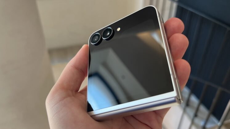 A Galaxy Z Flip7 FE hivatalos bemutatása; elérhetőbb hajlítható modell Exynos 2400 lapkával és mappaszerű külső kijelzővel