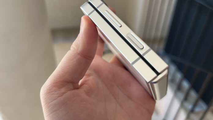 A Galaxy Z Flip7 FE hivatalos bemutatása; elérhetőbb hajlítható modell Exynos 2400 lapkával és mappaszerű külső kijelzővel 29 A Galaxy Z Flip7 FE hivatalos bemutatása; elérhetőbb hajlítható modell Exynos 2400 lapkával és mappaszerű külső kijelzővel