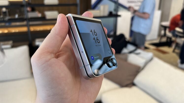 A Galaxy Z Flip7 FE hivatalos bemutatása; elérhetőbb hajlítható modell Exynos 2400 lapkával és mappaszerű külső kijelzővel