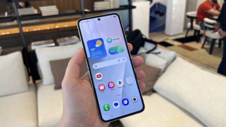 A Galaxy Z Flip7 FE hivatalos bemutatása; elérhetőbb hajlítható modell Exynos 2400 lapkával és mappaszerű külső kijelzővel