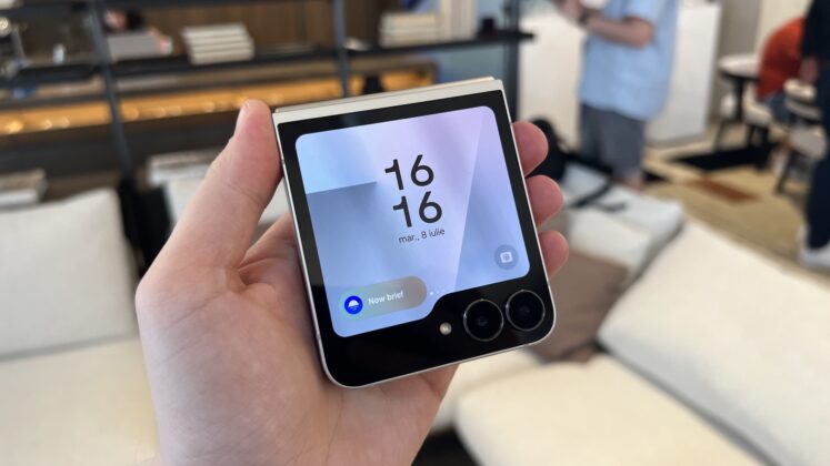 A Galaxy Z Flip7 FE hivatalos bemutatása; elérhetőbb hajlítható modell Exynos 2400 lapkával és mappaszerű külső kijelzővel