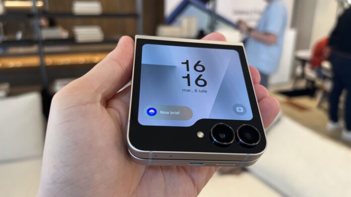 A Galaxy Z Flip7 FE hivatalos bemutatása; elérhetőbb hajlítható modell Exynos 2400 lapkával és mappaszerű külső kijelzővel 1 Samsung Galaxy Z Flip7 FE