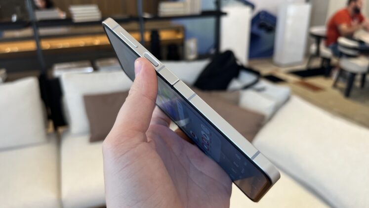 A Galaxy Z Flip7 FE hivatalos bemutatása; elérhetőbb hajlítható modell Exynos 2400 lapkával és mappaszerű külső kijelzővel