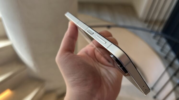 A Galaxy Z Flip7 FE hivatalos bemutatása; elérhetőbb hajlítható modell Exynos 2400 lapkával és mappaszerű külső kijelzővel