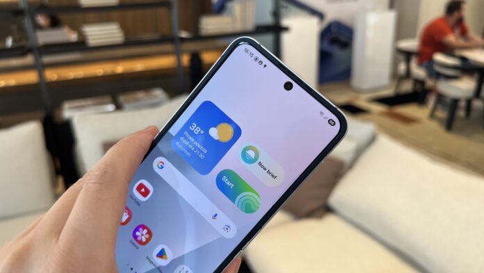 A Galaxy Z Flip7 FE hivatalos bemutatása; elérhetőbb hajlítható modell Exynos 2400 lapkával és mappaszerű külső kijelzővel 28 Samsung Galaxy Z Flip7 FE 053