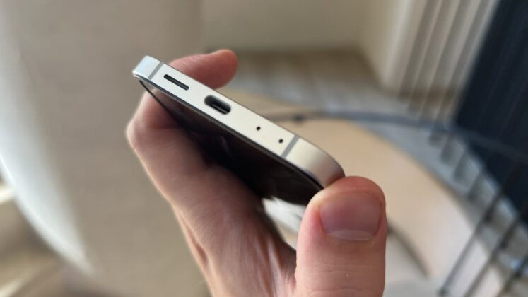 A Galaxy Z Flip7 FE hivatalos bemutatása; elérhetőbb hajlítható modell Exynos 2400 lapkával és mappaszerű külső kijelzővel