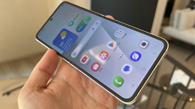 A Galaxy Z Flip7 FE hivatalos bemutatása; elérhetőbb hajlítható modell Exynos 2400 lapkával és mappaszerű külső kijelzővel