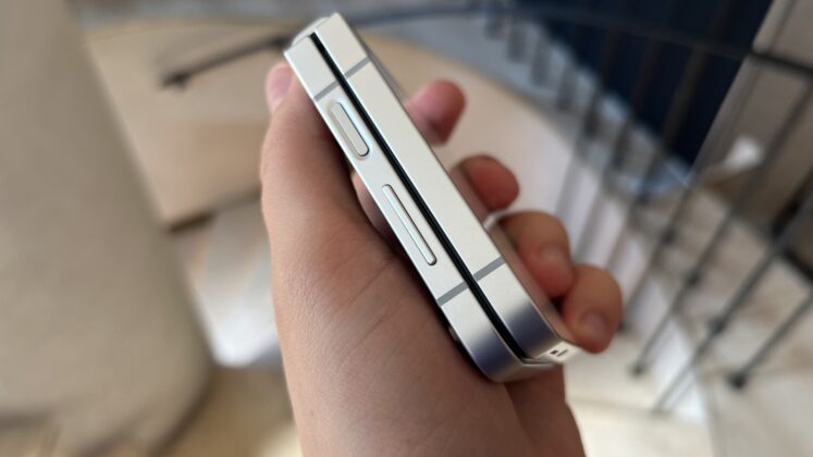 A Galaxy Z Flip7 FE hivatalos bemutatása; elérhetőbb hajlítható modell Exynos 2400 lapkával és mappaszerű külső kijelzővel