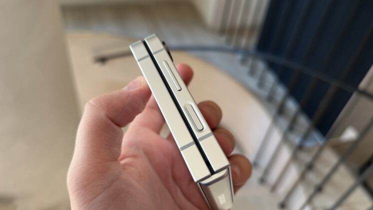 A Galaxy Z Flip7 FE hivatalos bemutatása; elérhetőbb hajlítható modell Exynos 2400 lapkával és mappaszerű külső kijelzővel