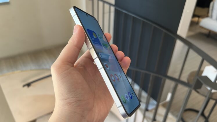 A Galaxy Z Flip7 FE hivatalos bemutatása; elérhetőbb hajlítható modell Exynos 2400 lapkával és mappaszerű külső kijelzővel