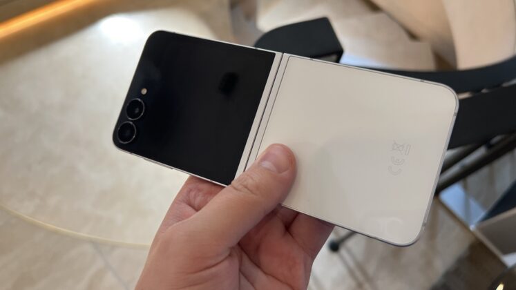 A Galaxy Z Flip7 FE hivatalos bemutatása; elérhetőbb hajlítható modell Exynos 2400 lapkával és mappaszerű külső kijelzővel