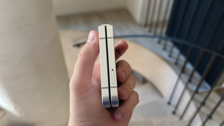 A Galaxy Z Flip7 FE hivatalos bemutatása; elérhetőbb hajlítható modell Exynos 2400 lapkával és mappaszerű külső kijelzővel