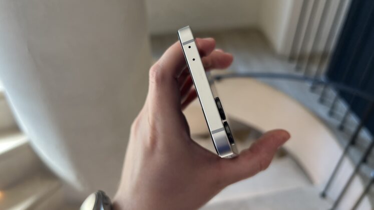 A Galaxy Z Flip7 FE hivatalos bemutatása; elérhetőbb hajlítható modell Exynos 2400 lapkával és mappaszerű külső kijelzővel