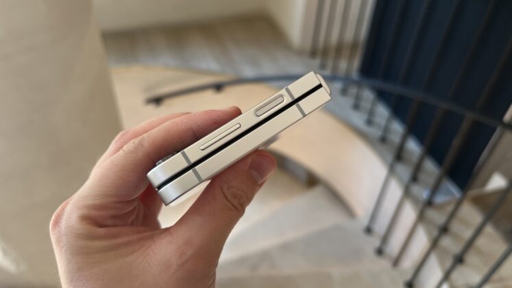 A Galaxy Z Flip7 FE hivatalos bemutatása; elérhetőbb hajlítható modell Exynos 2400 lapkával és mappaszerű külső kijelzővel