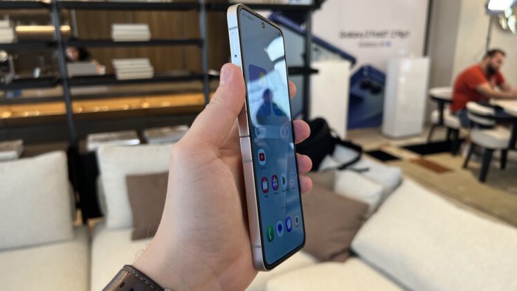 A Galaxy Z Flip7 FE hivatalos bemutatása; elérhetőbb hajlítható modell Exynos 2400 lapkával és mappaszerű külső kijelzővel