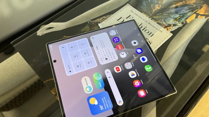 A Galaxy Z Fold7 hivatalosan is megérkezett; látványos új dizájn, szupervékony test és láthatatlan hajlat 1 Samsung Galaxy Z Fold7