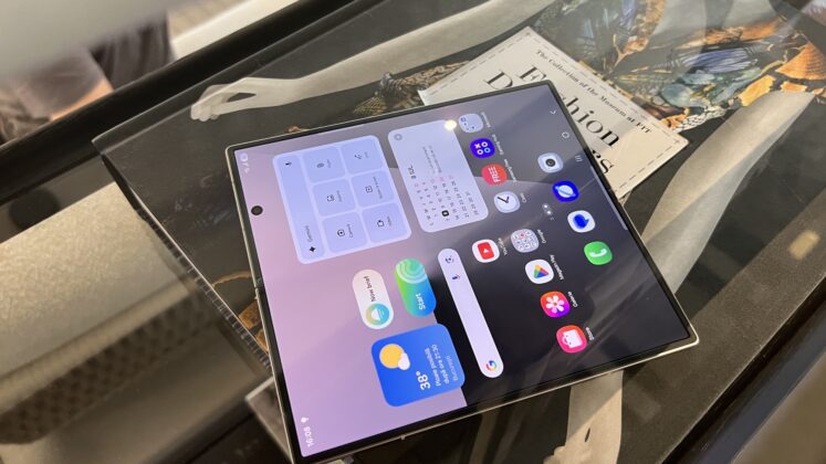 A Galaxy Z Fold7 hivatalosan is megérkezett; látványos új dizájn, szupervékony test és láthatatlan hajlat