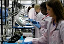 A Moto X bukása 12 éve figyelmeztetett, de Trump újra hazai iPhone-gyártást követel; az Apple számára ez egy költséges illúzió lenneA Moto X bukása 12 éve figyelmeztetett, de Trump újra hazai iPhone-gyártást követel; az Apple számára ez egy költséges illúzió lenne