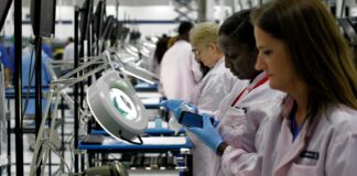 A Moto X bukása 12 éve figyelmeztetett, de Trump újra hazai iPhone-gyártást követel; az Apple számára ez egy költséges illúzió lenneA Moto X bukása 12 éve figyelmeztetett, de Trump újra hazai iPhone-gyártást követel; az Apple számára ez egy költséges illúzió lenne