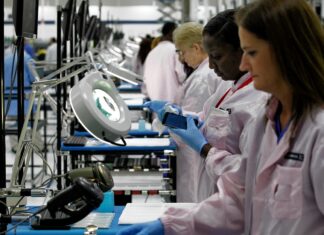A Moto X bukása 12 éve figyelmeztetett, de Trump újra hazai iPhone-gyártást követel; az Apple számára ez egy költséges illúzió lenneA Moto X bukása 12 éve figyelmeztetett, de Trump újra hazai iPhone-gyártást követel; az Apple számára ez egy költséges illúzió lenne