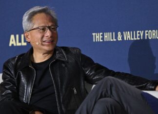 Jensen Huang: fűnyírókat már csak hobbiból tologatunk majd; jön az ipari MI-gyár kora