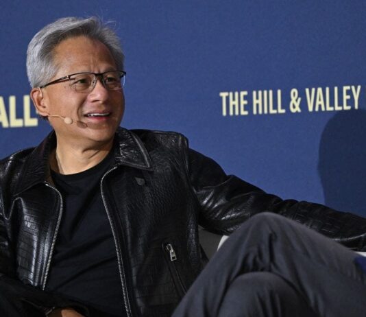 Jensen Huang: fűnyírókat már csak hobbiból tologatunk majd; jön az ipari MI-gyár kora
