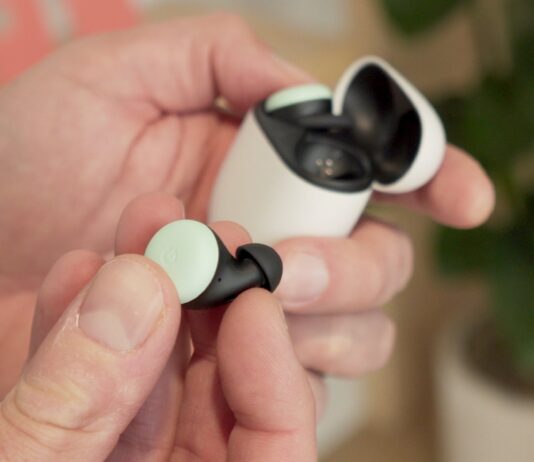 Új Pixel Buds 2a fülhallgató és vezeték nélküli töltő is jöhet a Pixel 10 mellett; a Google több kiegészítőt készít elő őszre