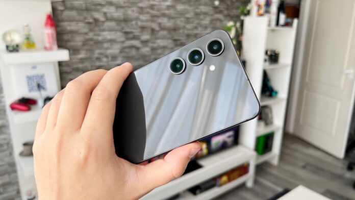 A Samsung már teszteli a One UI 8-at a Galaxy S24 FE modellen; az Android 16 frissítés hamarabb érkezhet, mint vártuk 1 Már több firmware-verzióval tesztelik a Galaxy S24 FE-t; A One UI 8 fejlesztése gyorsabb ütemben halad, mint tavaly
