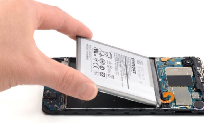 A Samsung akkumulátorai hivatalosan is kétszer tovább bírják; az EU szerint az iPhone és Pixel lemaradt