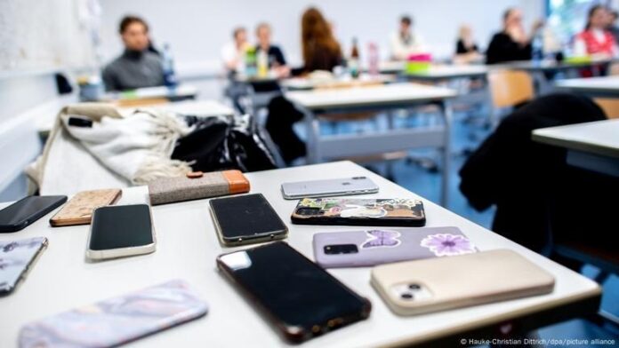 A hollandiai iskolákban betiltották a mobilokat; a tanulmány szerint a diákok figyelme érezhetően javult