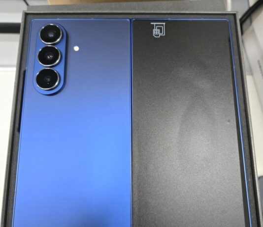 A Galaxy Z Fold 7 végleges dizájnja kiderült; új színt, vékonyabb házat és fém kameragyűrűt kap