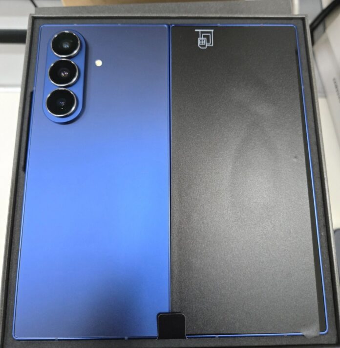 A Galaxy Z Fold 7 végleges dizájnja kiderült; új színt, vékonyabb házat és fém kameragyűrűt kap