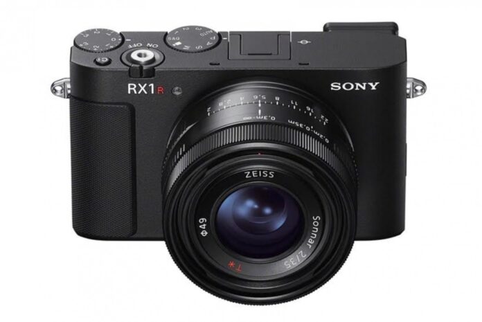 Kompakt vázban teljes képmező és 61 MP; a Sony RX1R III szeptembertől dedikált kiegészítőkkel bővül