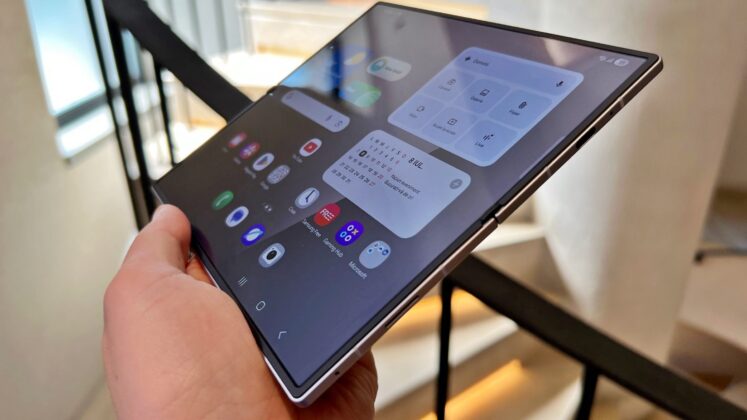 Nincs többé észrevehető gyűrődés a Galaxy Z Fold7 és a Z Flip7 kijelzőjén; a Samsung beszállíthatja az Apple első összecsukható iPhone-jának paneljeit