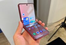 A Galaxy Z Flip7 hivatalosan is bemutatkozott; az első hajlítható csúcstelefon Exynos lapkával és szinte láthatatlan hajlattal