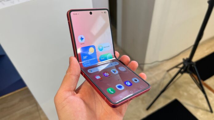 A Galaxy Z Flip7 hivatalosan is bemutatkozott; az első hajlítható csúcstelefon Exynos lapkával és szinte láthatatlan hajlattal 1 A Galaxy Z Flip7 hivatalosan is bemutatkozott; az első hajlítható csúcstelefon Exynos lapkával és szinte láthatatlan hajlattal