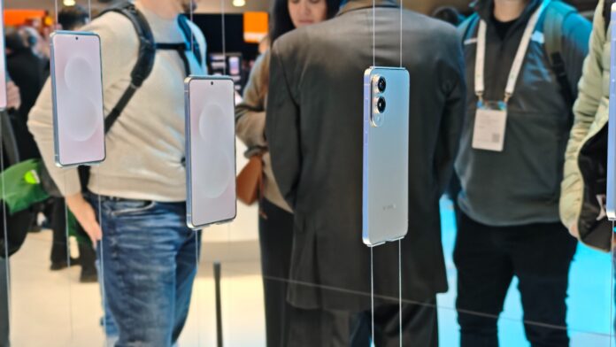 A Galaxy S26 Edge vékonyabb lesz, mégis nagyobb akkumulátort kap; a Samsung Si/C technológiát vethet be 1 A Galaxy S26 Edge vékonyabb lesz az elődjénél; a Samsung nagyobb akkut ígér