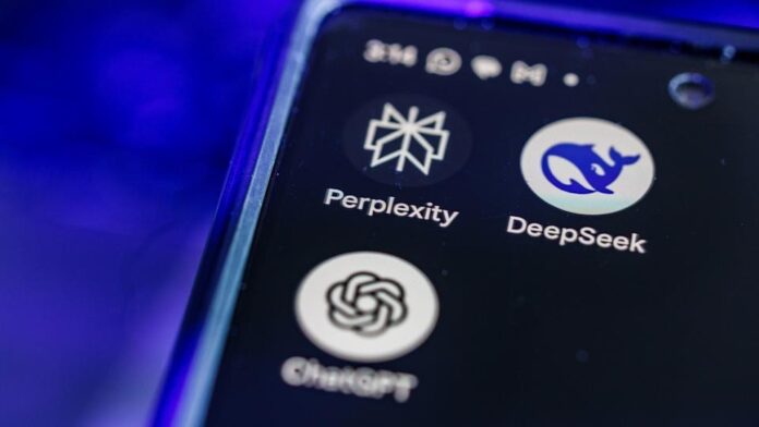 A Samsung a Google Gemini mellé bevonná az OpenAI-t és a Perplexity AI-t is; a Galaxy S26 modellek több mesterséges intelligencia szolgáltatót kínálhatnak a felhasználóknak 1 A Perplexity AI és az OpenAI is felkerülhet a Galaxy S26 MI-integrációs listájára