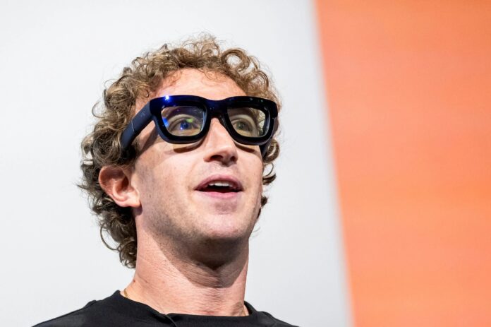 Mark Zuckerberg az okosszemüvegekre épít; MI nélkül kognitív hátrányba kerülhetünk a jövőben