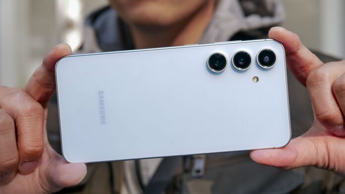 A Galaxy S25 FE a vártnál hamarabb érkezik; a Samsung nagy 2025-ös bemutatókat ígér, köztük egy háromszorosan összehajtható telefont