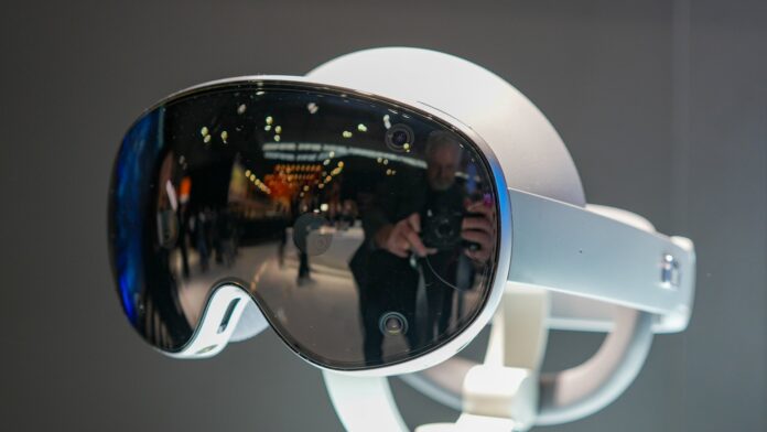 A Samsung új trifold telefonja szeptember végén debütálhat; MI és XR eszközök is érkeznek