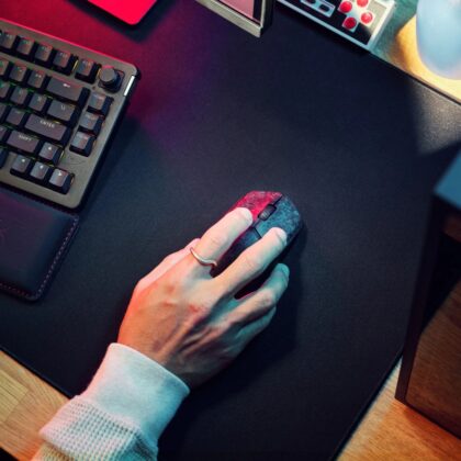 A HyperX nyitott hátlapú fejhallgatóval és 47 grammos vezeték nélküli egérrel készül a Gamescomra
