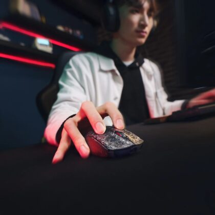 A HyperX nyitott hátlapú fejhallgatóval és 47 grammos vezeték nélküli egérrel készül a Gamescomra
